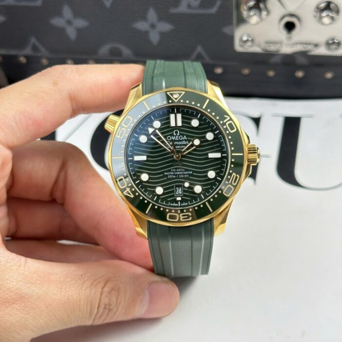 Dong-Ho-Omega-Seamaster-Diver-300M-Replica-Cao-Cap-Mau-Xanh-La-Cay-Xuong-VS-42mm-2-768x768 Dong Ho Omega Seamaster Diver 300M Replica Cao Cap Mau Xanh La Cay Xuong VS 42mm 2 768x768 1