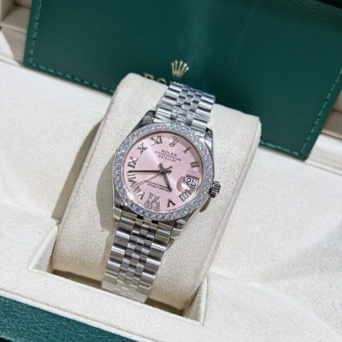Dong-Ho-Nu-Rolex-DateJust-Do-Kim-Cuong-Moissanite-Mat-So-Hong-31mm-3-768x768 Dong Ho Nu Rolex DateJust Do Kim Cuong Moissanite Mat So Hong 31mm 3 768x768 1