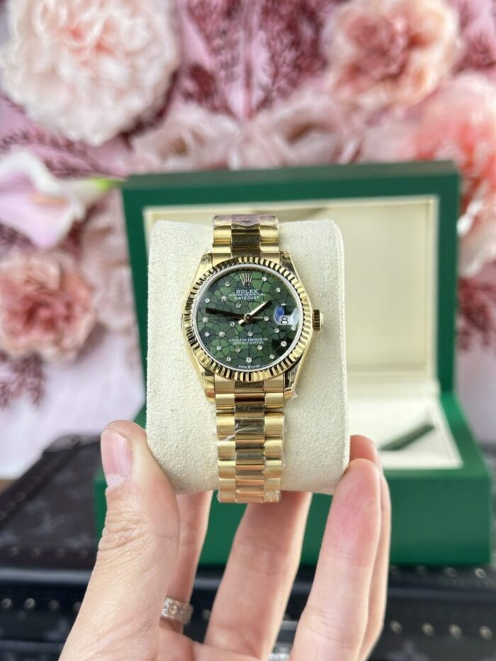 Dong-Ho-Rolex-DateJust-278288-Replica-11-Nu-Mat-So-Hoa-Tiet-Hoa-Xanh-Oliu-31mm-8-768x1024 Dong Ho Rolex DateJust 278288 Replica 11 Nu Mat So Hoa Tiet Hoa Xanh Oliu 31mm 8 768x1024 1