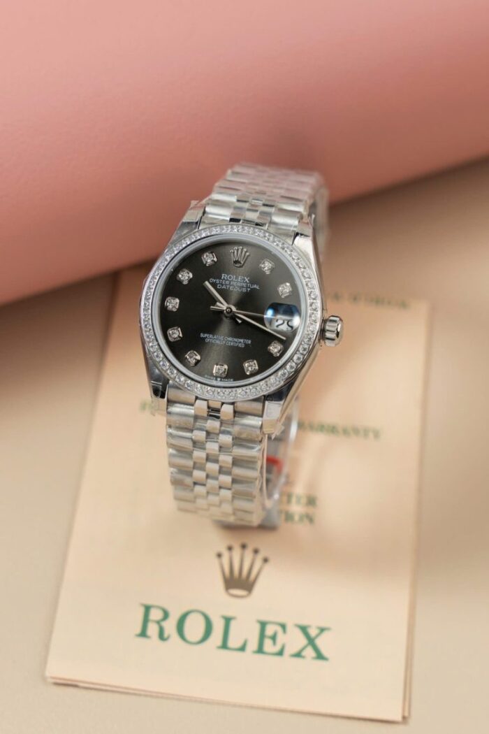 Dong-Ho-Rolex-DateJust-Lady-Replica-Cao-Cap-Mat-Xam-Coc-So-Dinh-Da-31mm-9-768x1152 Dong Ho Rolex DateJust Lady Replica Cao Cap Mat Xam Coc So Dinh Da 31mm 9 768x1152 1