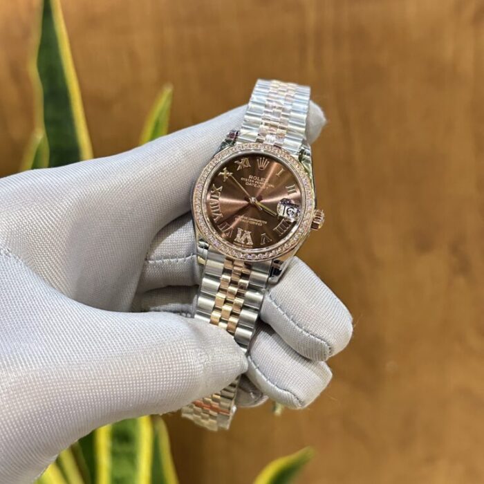 Dong-Ho-Rolex-DateJust-Nu-Dinh-Da-Mat-Chocolate-Fake-Cao-Cap-31mm-2-768x768 Dong Ho Rolex DateJust Nu Dinh Da Mat Chocolate Fake Cao Cap 31mm 2 768x768 1