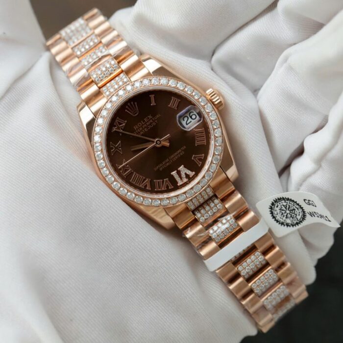 Dong-Ho-Rolex-DateJust-Nu-Mat-Chocolate-Che-Tac-Boc-Vang-Dinh-Moissanite-31mm-2-768x768 Dong Ho Rolex DateJust Nu Mat Chocolate Che Tac Boc Vang Dinh Moissanite 31mm 2 768x768 1
