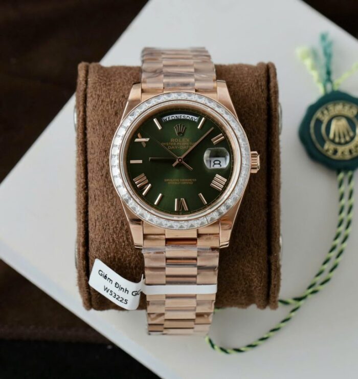 Dong-Ho-Rolex-Day-Date-Mat-Xanh-La-Cay-Che-Tac-Boc-Vang-Dinh-Kim-Cuong-Moissanite-Baguette-40mm-10-768x812 Dong Ho Rolex Day Date Mat Xanh La Cay Che Tac Boc Vang Dinh Kim Cuong Moissanite Baguette 40mm 10 768x812 1