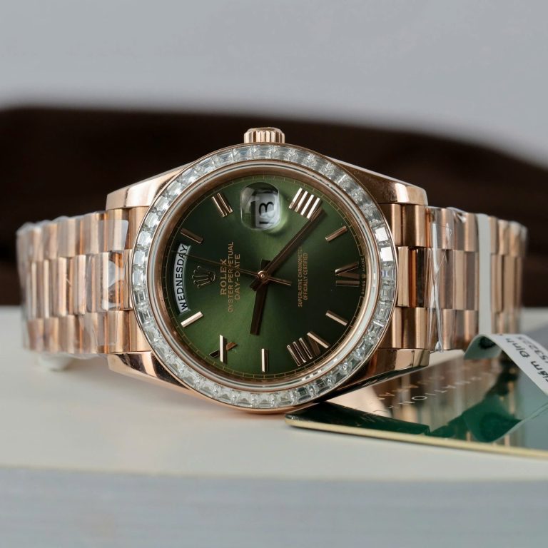 Dong Ho Rolex Day Date Mat Xanh La Cay Che Tac Boc Vang Dinh Kim Cuong Moissanite Baguette 40mm 9 768x768 1