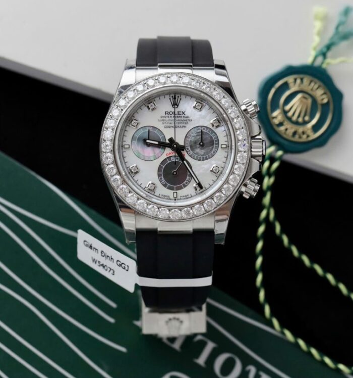 Dong-Ho-Rolex-Daytona-Che-Tac-Mat-MOP-Coc-So-Vanh-Do-Kim-Cuong-Moissanite-40mm-16-768x821 Dong Ho Rolex Daytona Che Tac Mat MOP Coc So Vanh Do Kim Cuong Moissanite 40mm 16 768x821 1