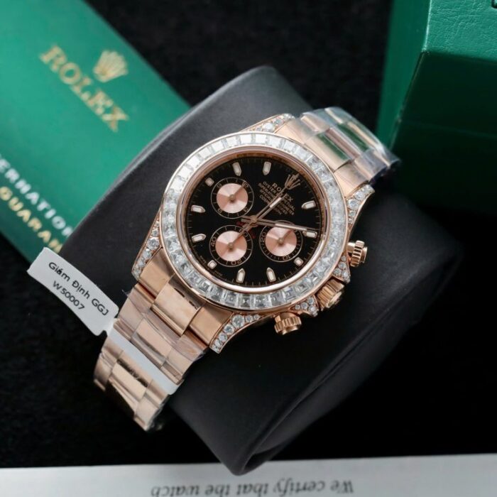Dong-Ho-Rolex-Daytona-Mat-Den-Che-Tac-Boc-Vang-Dinh-Kim-Cuong-Moissanite-Baguette-40mm-2-768x768 Dong Ho Rolex Daytona Mat Den Che Tac Boc Vang Dinh Kim Cuong Moissanite Baguette 40mm 2 768x768 1