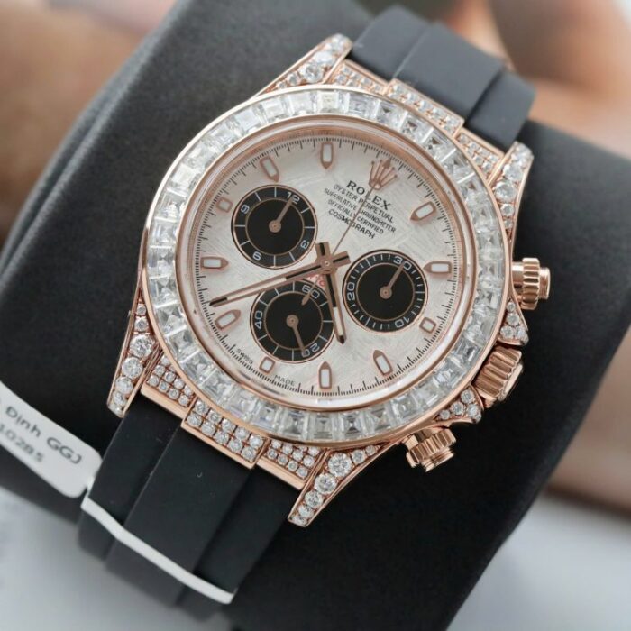 Dong-Ho-Rolex-Daytona-Mat-Thien-Thach-Che-Tac-Boc-Vang-That-Dinh-Kim-Cuong-Moissanite-Baguette-40mm-3-768x768 Dong Ho Rolex Daytona Mat Thien Thach Che Tac Boc Vang That Dinh Kim Cuong Moissanite Baguette 40mm 3 768x768 1