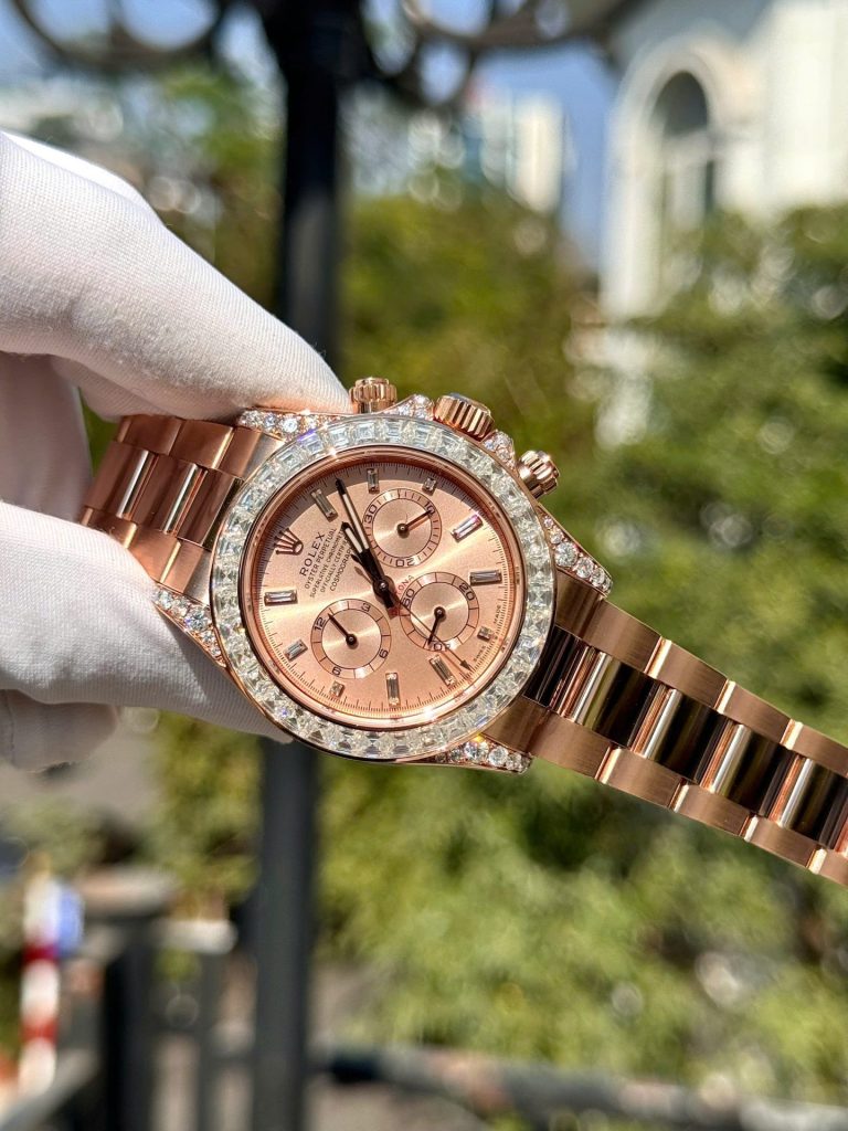 Dong Ho Rolex Daytona 126595TBR Che Tac Boc Vang Dinh Kim Cuong Moissanite Baguette 40mm 1 768x1024 1